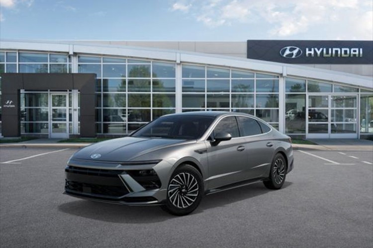 Hyundai Sonata Hybrid: 5,0 l/100 km Die D-Klasse-Limousine aus Korea punktet mit einem niedrigen Verbrauch auf der Autobahn (4,6 l/100 km) und einem Durchschnittsverbrauch von nur 5,0 l/100 km. Sie ist die richtige Wahl für alle, die häufig lange Strecken zurücklegen und ein Fahrzeug mit ruhigem und stabilem Fahrverhalten benötigen. 8-5000.jpg