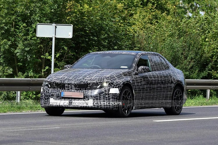 Enligt planen kommer den elektriska versionen av Neue Klasse-generationen i3 att lanseras 2025, medan 3-serien G50 med förbränningsmotor kommer att introduceras 2026. 3-9523.jpg