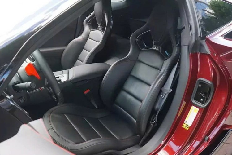 И наконец, силовой агрегат. Речь идёт о 6,2-литровом двигателе GM LT5 V8 с наддувом, который с завода развивает мощность 755 лошадиных сил и крутящий момент 1000 Н·м. 7-6188.jpg