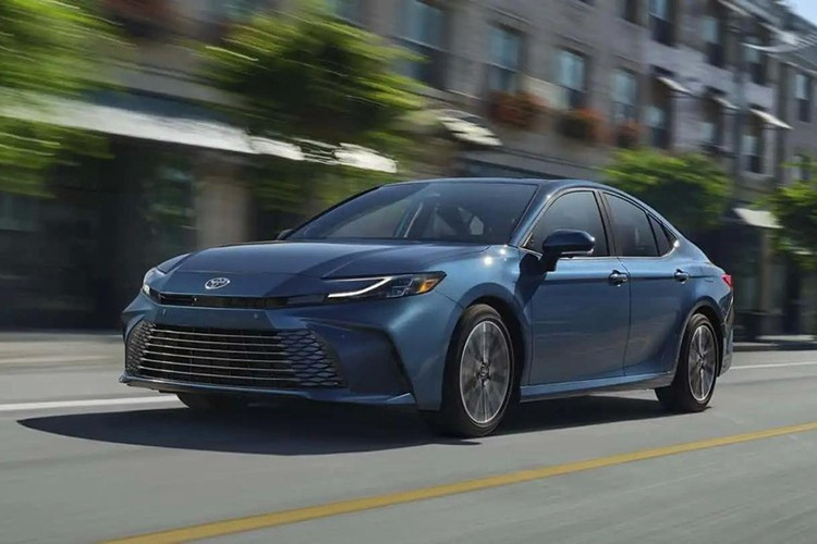 Toyota Camry LE Hybrid: 4,6 l/100 km. In einigen Märkten ist die LE-Version des Camry 2025 serienmäßig mit einem Hybridsystem ausgestattet, sodass das Auto mit einer Tankfüllung mehr als 1.000 km weit fahren kann. Der Camry Hybrid ist in Vietnam in zwei Varianten erhältlich: mit einem 2,5-Liter-Motor und einem Elektromotor. Die Preise betragen 1,46 bzw. 1,53 Milliarden VND. 4-9733.jpg