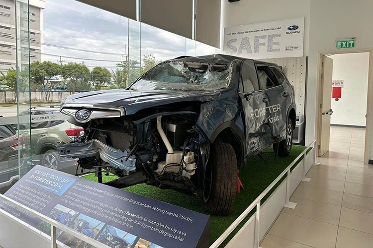 Tại Việt Nam cũng có một chiếc Subaru Forester trưng bày tại một đại lý chính hãng ở TP.HCM là xe gặp tai nạn trong quá trình khách hàng lái thử. 4-8194.jpg