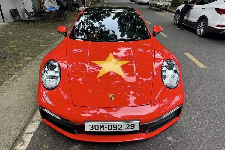 ハノイの選手は、このポルシェ911を1か月ちょっと前に購入したばかりだが、今回は9月2日の建国記念日80周年を祝うためだ。 3-6910.jpg