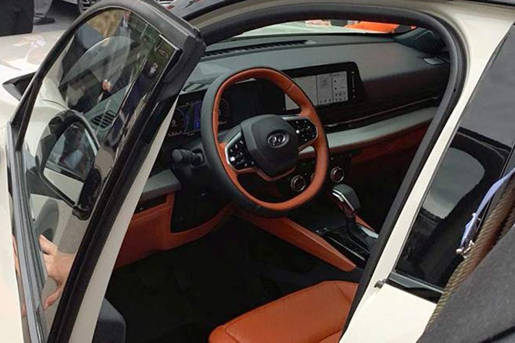 Lada Azimut ได้รับการพัฒนาบนพื้นฐานของแพลตฟอร์มแชสซีส์ของ Vesta รุ่นก่อนหน้า รถติดตั้งระบบกันสะเทือนด้านหลังใหม่และระยะห่างจากพื้นถึงตัวรถ 208 มม. ความยาวรวมและฐานล้อของรถคือ 4,420 มม. และ 2,680 มม. ตามลำดับ ด้วยขนาดดังกล่าว รถจึงจัดอยู่ในกลุ่ม SUV ขนาด B 6-389.jpg
