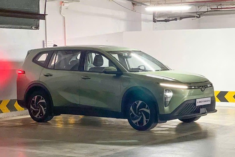 The car features large air vents at the two corners and vertically positioned headlights at the front. In terms of dimensions, the VinFast Limo Green has overall measurements of 4,730 x 1,870 x 1,690 mm (length x width x height), with a wheelbase of 2,840 mm. 7-3619.jpg