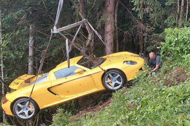 Chiếc siêu xe giới hạn Porsche Carrera GT bị mất lái và lao xuống vực trong hành trình qua dãy núi Alps. 1-4068.jpg