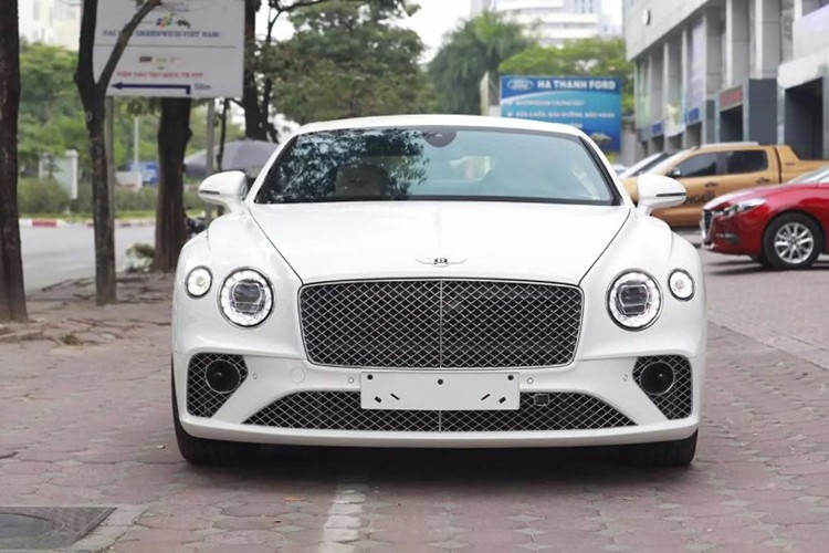 Der Motor ist mit einem 8-Gang-Automatikgetriebe kombiniert, dank dem das Super-Luxus-Sportcoupé Bentley Continental GT V8 der neuen Generation in nur 4 Sekunden aus dem Stand auf 100 km/h sprinten und eine Höchstgeschwindigkeit von 319 km/h erreichen kann. 1.jpg