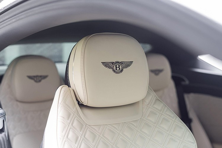 Der Motor des Bentley Continental GT V8 der neuen Generation ist ein V8-Motor mit 4,0 l Hubraum, 32 Ventilen und zwei integrierten Turboladern, der eine maximale Leistung von 542 PS bei 6.000 U/min und ein maximales Drehmoment von 770 Nm im Drehzahlbereich von 2.000 bis 4.000 U/min erzeugt. 10.jpg
