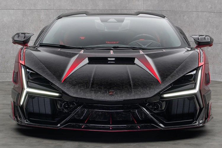 Der Lamborghini Revuelto beschleunigt in 2,4 Sekunden von 0 auf 100 km/h und erreicht eine Höchstgeschwindigkeit von 354 km/h. Der Preis des Supersportwagens Revuelto Mansory Initiate von Rennfahrer Esteban Ocon wurde nicht bekannt gegeben. 3-4631.jpg