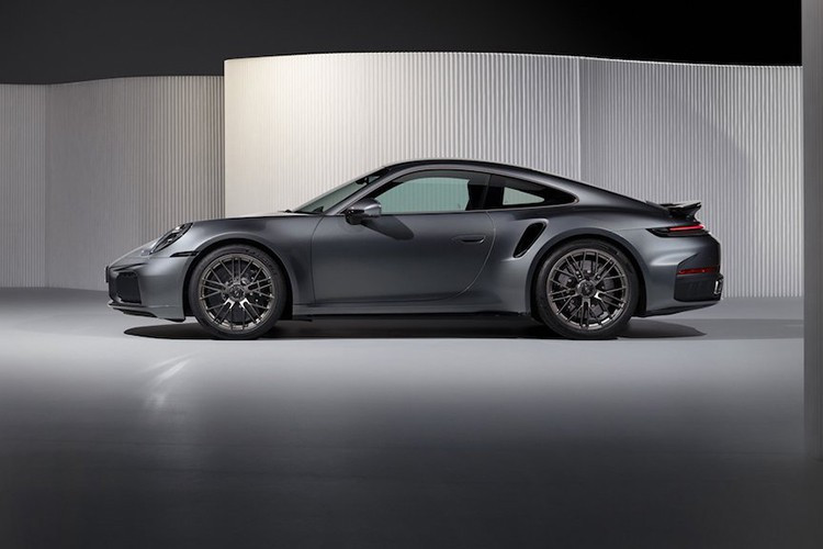 Kontrastdetaljer finns i Turbonite Grey, en färg som är exklusiv för Turbo-modellerna. Bland dessa finns Porsche-logotypen, Turbo S-bokstäverna och den nya navkapseldesignen. Det finns även Turbo S-specifika detaljer på bakspoilerns kant och sidorutornas inramning. 3-138.jpg