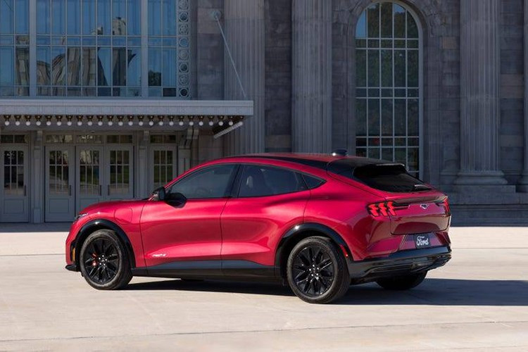 Ford Mustang Mach-E GT sở hữu khối động cơ điện mạnh mẽ gồm 2 mô tơ điện tổng công suất tối đa là 480 mã lực và mô-men xoắn cực đại 860 Nm. 4-2861.jpg