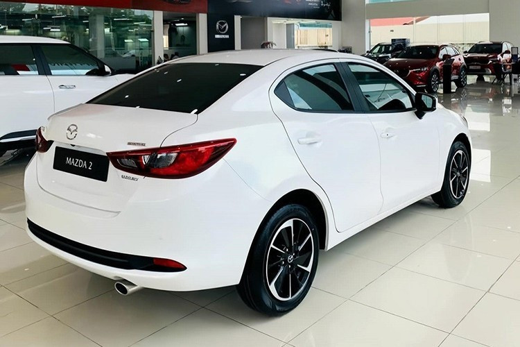 Mazda2 is currently on sale in Vietnam with 5 version options with full sedan and Hatchback variants. 4-3495.jpg