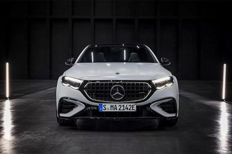 Mercedes-AMG E53 Hybrid 2025 – 43 dặm Tiêu hao nhiên liệu: 23 MPG / 59 MPGe. Tổng phạm vi: 410 dặm. Giá khởi điểm: 89.150 USD. Mẫu sedan hiệu suất cao này không chỉ nhanh – tăng tốc 0-96 km/h trong 3,7 giây – mà còn bất ngờ tiết kiệm điện với 43 dặm chạy hoàn toàn bằng pin. Sự kết hợp giữa hiệu suất và phạm vi khiến chiếc AMG này trở nên rất hấp dẫn. 5-5137.jpg