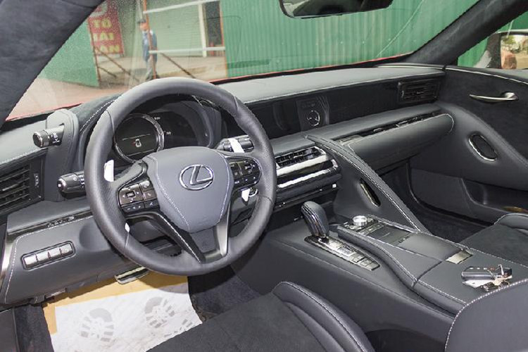 Al ingresar a la cabina, el Lexus LC 500 cuenta con asientos de cuero de primera calidad, un sistema de entretenimiento con una pantalla de 10.3 pulgadas conectada a un grupo de paneles táctiles. Algunos detalles como la consola central y el tablero están elaborados por los famosos artesanos Takumi de Lexus. 2.jpg