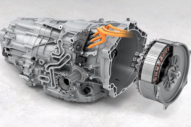 Motorn är nu elektrifierad, precis som den i 911 Carrera GTS. GTS har bara en eTurbo integrerad i 400V T-Hybrid-systemet med ett 1,9 kWh-batteri, men det finns två eTurbos för Turbo S, med en specialdesignad turbin och kompressor. Porsche säger att övergången från en till två eTurbos inte bara ökar toppeffekten utan också förbättrar responsen. 12-9847.jpg