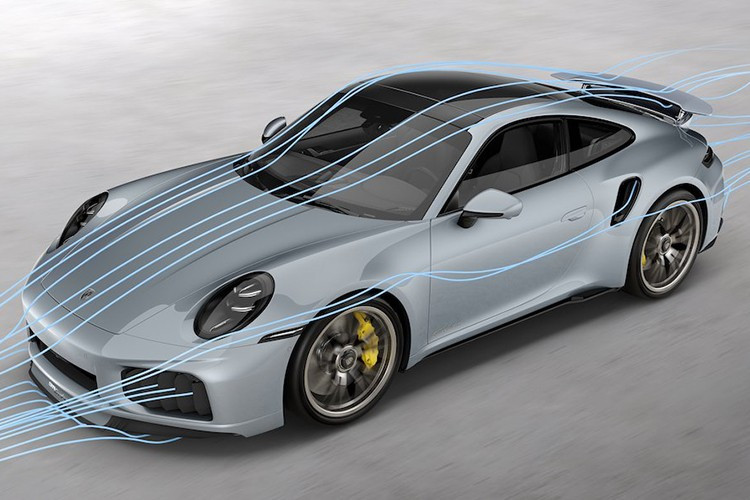 Cabrioletversionen finns i en 2+2-konfiguration. När det gäller anpassningsmöjligheter erbjuder Porsche Exclusive Manufaktur mer än 100 exteriörfärger, ett tak i synligt kolfiber och till och med ultralätta vindrutetorkare i kolfiber som är 50 procent lättare. 11-1768.jpg