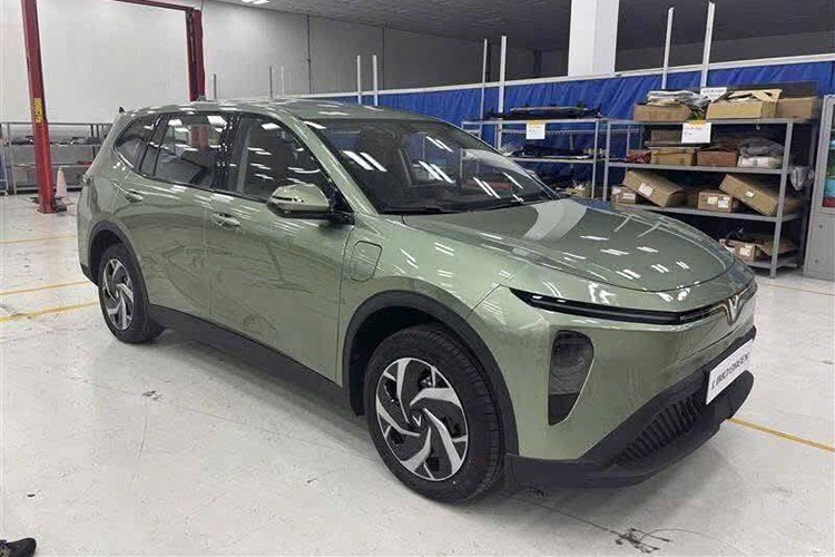 Since its announcement in January 2025, the new VinFast Limo Green 2025 electric MPV has attracted attention due to its clear direction: to become a passenger transport service vehicle with low operating costs and environmental friendliness. 1-3430.jpg