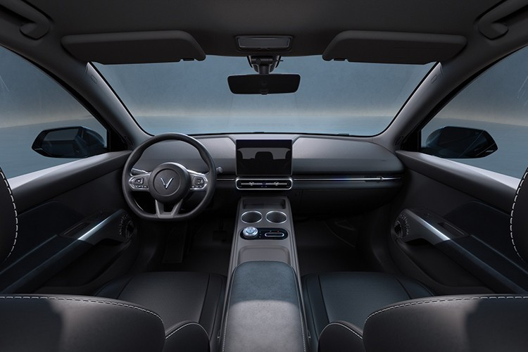 A quick comparison of the VinFast Limo Green electric MPV with its competitors in the segment reveals it's slightly shorter but wider than the Toyota Innova Cross and significantly larger than the Mitsubishi Xpander. 11-4909.jpg