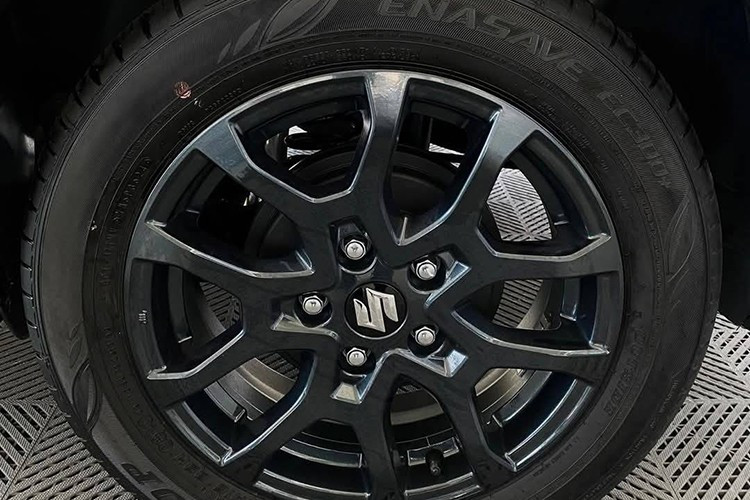 ជារថយន្តប្រភេទ SUV កូនកាត់ MPV ដែលមានតួខ្ពស់ Suzuki XL7 Hybrid Black Edition មានវិមាត្រ ប្រវែង x ទទឹង x កំពស់ 4,450 x 1,775 x 1,710 mm និងដី 200 mm ដែលជួយឲ្យរថយន្តអាចធ្វើដំណើរបានគ្រប់ស្ថានភាពផ្លូវ។ 9-2785.jpg