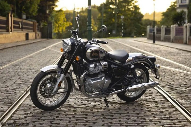 Die 2025 Classic 650 behält weiterhin die Design-DNA bei, die seit Jahrzehnten mit dem Namen Royal Enfield verbunden ist. Das Modell erinnert an ein britisches Nachkriegsmotorrad mit abgerundeter Karosserie, vielen glänzenden Chromdetails und handpolierten Metalloberflächen. Details wie Kotflügel, Radnaben und Motorabdeckungen sind alle in einem matten Nickel-Finish gehalten und vermitteln ein nostalgisches und zugleich edles Gefühl. 9-1156.jpg