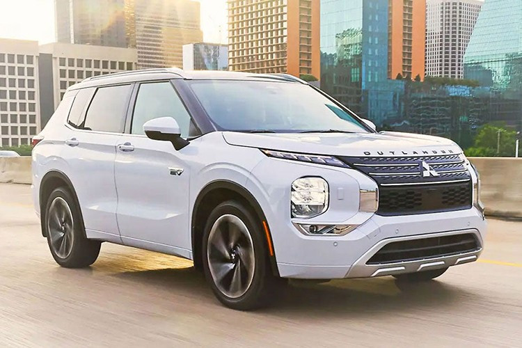 Mitsubishi Outlander PHEV 2025 – 38 dặm Tiêu hao nhiên liệu: 26 MPG / 64 MPGe. Tổng phạm vi: 420 dặm. Giá khởi điểm: 41.890 USD. Mẫu SUV hybrid bán chạy nhất thế giới này được nâng cấp nhẹ trong năm 2025, với phạm vi điện tăng lên 38 dặm. Tuy nhiên, mức tiết kiệm nhiên liệu và tổng phạm vi thấp hơn Escape, trong khi giá lại cao hơn. Ưu điểm là có hàng ghế thứ ba, chở được 7 người. 2-2624.jpg