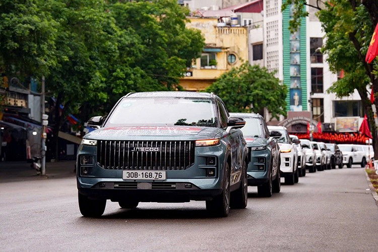 Với Jaecoo J7 PHEV (SHS), khách hàng trong tháng 9 sẽ nhận ưu đãi 80% lệ phí trước bạ (tương đương 80 triệu đồng), kèm theo bộ sạc cầm tay... 3-5561.jpg