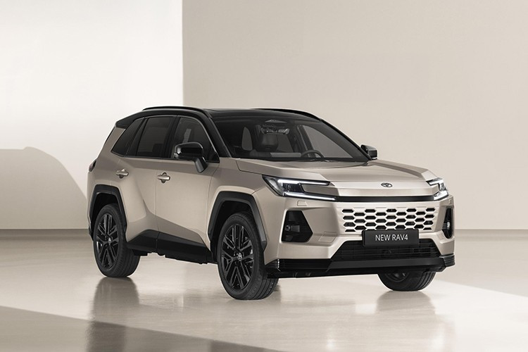 Toyota RAV4 PHEV 2026 – 50 dặm Dù thông số chi tiết vẫn chưa được công bố, mẫu RAV4 PHEV thế hệ mới hứa hẹn tiếp tục là ngôi sao phân khúc nhờ phạm vi điện ước tính lên đến 50 dặm. Xe sẽ có ba phiên bản gồm GR Sport, Woodland và Core, dự kiến bán ra trong vài tháng tới. 9-7728.jpg