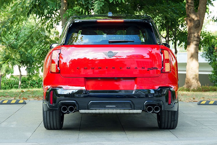 Под капотом — 4-цилиндровый бензиновый двигатель с технологией TwinPower Turbo мощностью 317 лошадиных сил и крутящим моментом 400 Нм. В сочетании с 7-ступенчатой коробкой передач с двойным сцеплением он разгоняется от 0 до 100 км/ч всего за 5,4 секунды, а максимальная скорость составляет 250 км/ч. 6-3440.jpg