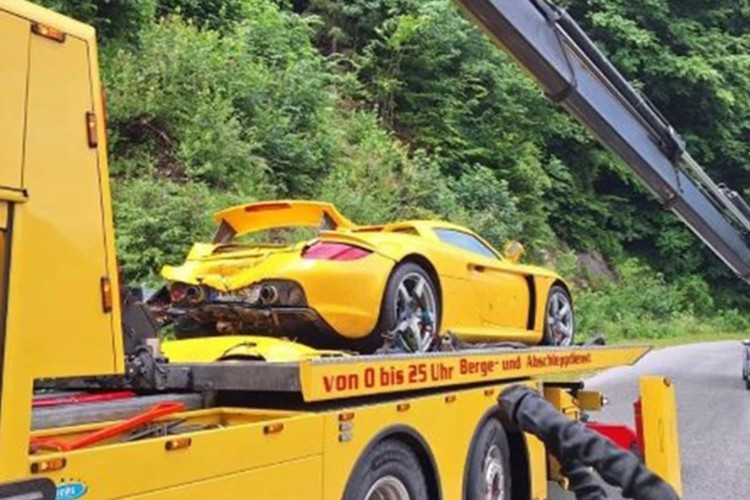 Chiếc xe gặp nạn tại Áo mang ngoại thất vàng Fayence Yellow, một trong những màu sơn hiếm nhất của dòng Carrera GT khi chỉ có 89 chiếc. 4-6273.jpg