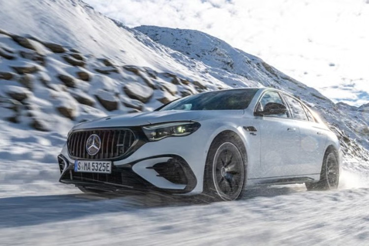 Mercedes-AMG E53 PHEV ម្យ៉ាងវិញទៀត AMG E53 តំណាងឱ្យតុល្យភាពរវាងការលួងលោមប្រចាំថ្ងៃ និងការលេងកីឡា។ រថយន្តនេះមានម៉ាស៊ីន PHEV powertrain ជាមួយនឹងការរួមបញ្ចូលគ្នានៃម៉ាស៊ីន 3.0L inline-6 turbocharged ជាមួយនឹងម៉ូទ័រអេឡិចត្រិចសម្រាប់កម្លាំងអតិបរមា 604 សេះ។ អ្នកបើកបរអាចរំកិលបានទាំងស្រុងដោយថាមពលអគ្គិសនីនៅក្នុងទីក្រុង ប៉ុន្តែគ្រាន់តែចុចសន្ទុះ នោះរថយន្ត Sedan ត្រលប់មកស្ទីល AMG វិញភ្លាមៗ។ 5-9292.jpg