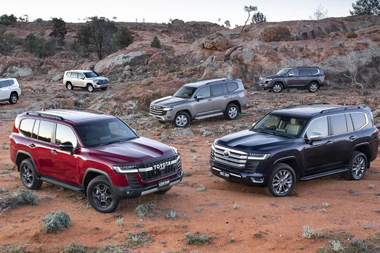 Với sự bổ sung công nghệ và cải tiến vận hành, Land Cruiser 300 hứa hẹn sẽ tiếp tục là mẫu SUV chủ lực của Toyota trong năm tới. 1-5681.jpg