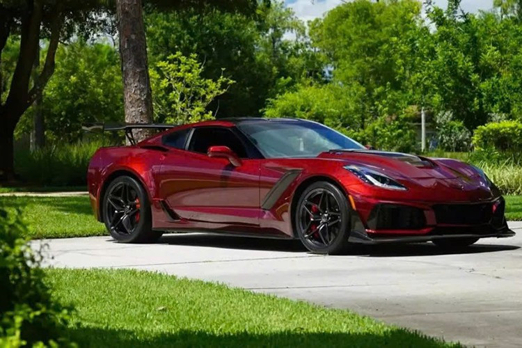 Этот Chevrolet Corvette ZR1 Coupe 2019 года выпуска был оснащён пакетом 3ZR Premium и пакетом ZTK Track Performance, а также имел небольшой пробег. Недавно он был продан на аукционе чуть менее чем за 325 000 долларов (без учёта комиссионных), что является выдающимся достижением для автомобиля, изначально продававшегося по цене всего 141 580 долларов. 11-4858.jpg