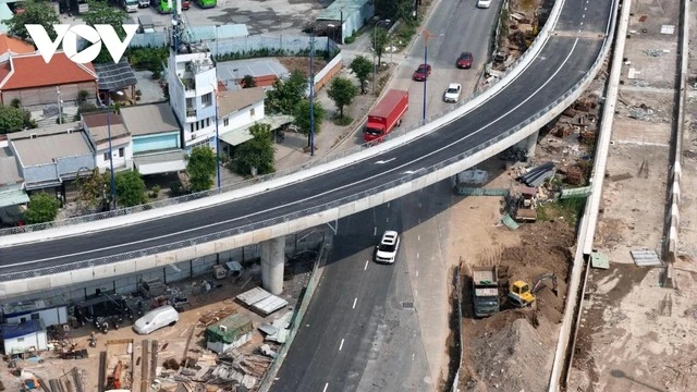 Nghịch lý ngày đầu thông xe nhánh N2, nút giao An Phú vẫn kẹt cứng 