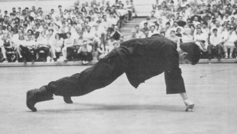 Năm 1959, sau những vụ ẩu đả trên phố, cha mẹ Lý Tiểu Long bắt ông phải sang Mỹ 3 tuần và họ hy vọng ông sẽ trở lại chính đạo trong thời gian này.
