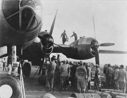 Ảnh cực hiếm người Trung Quốc tiếp dầu máy bay ném bom Mỹ