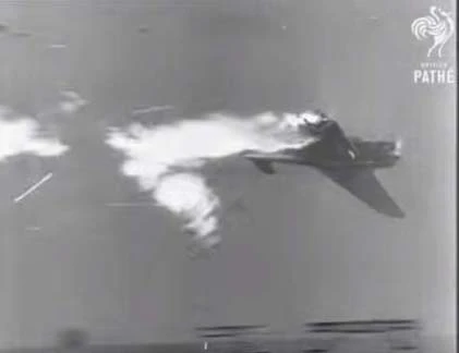 Kinh hoàng khoảnh khắc máy bay Nhật tấn công tự sát