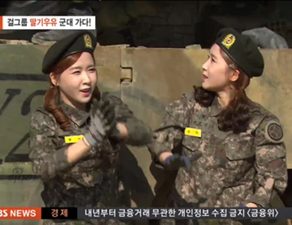 Mê mẩn dàn gái xinh Hàn Quốc trong trang phục binh sỹ