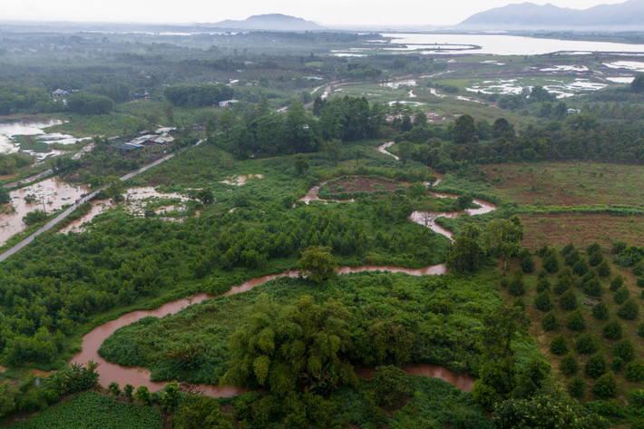 Toàn cảnh khu vực suối Sông Xoài (xã Láng Lớn, huyện Châu Đức) nơi tuyến cao tốc Hồ Tràm - Long Thành sẽ đi qua. Khu vực này chủ yếu là đất nông nghiệp và cây xanh, dân cư thưa thớt, giúp giảm đáng kể chi phí giải phóng mặt bằng trong quá trình triển khai dự án. Quy mô thiết kế tuyến cao tốc là 4 làn xe hoàn chỉnh, vận tốc 100 km/h và sẽ nâng cấp lên 6 làn xe trong tương lai. Chi phí giải phóng mặt bằng khoảng 4.500 tỷ đồng.