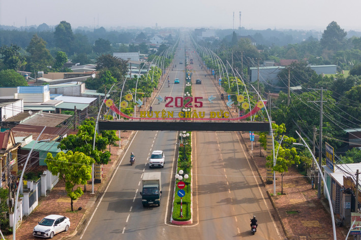 Trung tâm huyện Châu Đức với tuyến Quốc lộ 56 chạy xuyên suốt. Đây là trục giao thông huyết mạch kết nối các khu vực trong địa bàn Bà Rịa - Vũng Tàu, nơi tuyến cao tốc tương lai sẽ giao cắt, kỳ vọng tạo động lực phát triển đô thị vệ tinh tại khu vực này.