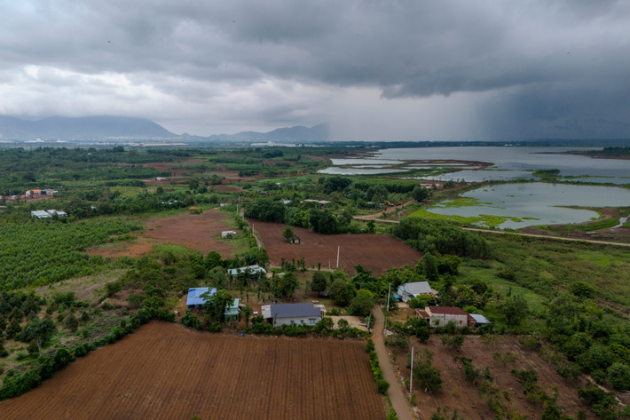 Tuyến cao tốc Long Thành - Hồ Tràm dự kiến đi cạnh hồ Đá Đen, đoạn qua xã Láng Lớn, huyện Châu Đức. Khu vực này hiện có mật độ dân cư thấp, chủ yếu là đất nông nghiệp và hồ chứa nước, thuận lợi cho việc giải phóng mặt bằng và triển khai thi công.