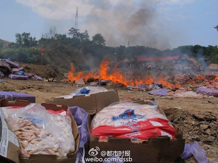 Cảnh hỏa thiêu kho thịt đông lạnh 40 năm của Trung Quốc