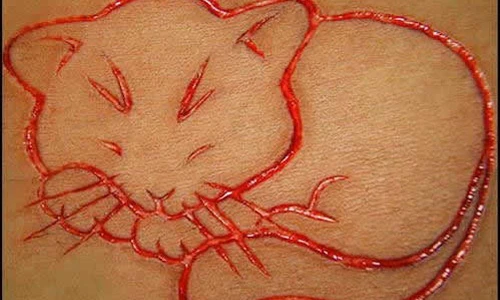 Ớn lạnh mốt xăm “chạm khắc” trên da đau đớn