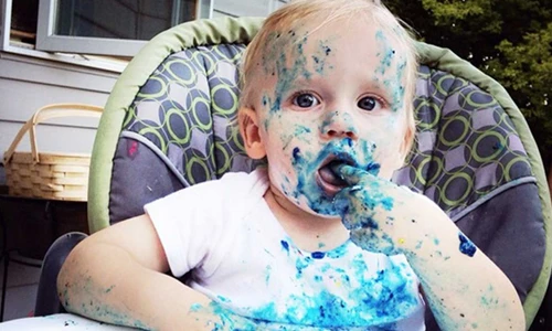 Ảnh bé lem luốc vì ăn bánh vừa yêu vừa cười đau bụng