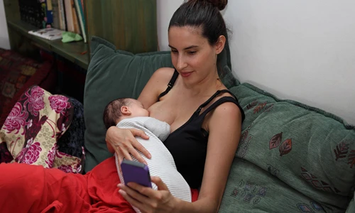 Rất nguy hiểm khi vừa cho con bú vừa dùng điện thoại