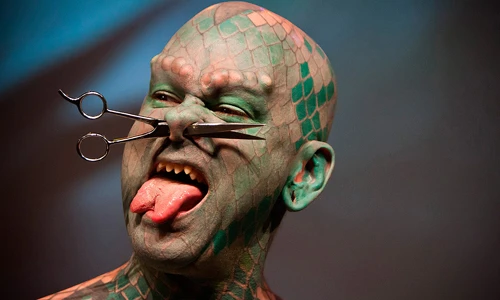 Những kiểu làm đẹp rùng rợn, đục đẽo cơ thể đau đớn