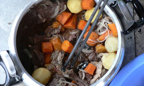 Tuyệt ngon món dê hầm đá của người Mông Cổ