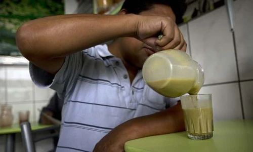 Cận cảnh chế biến món sinh tố ếch giải nhiệt tại Peru