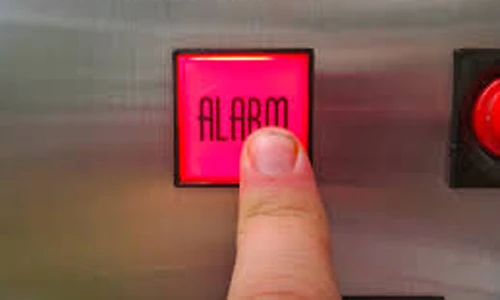 Thang máy rơi tự do, làm thế nào để thoát nạn?