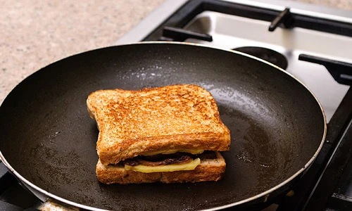 Làm bánh mì kẹp thịt cực nhanh cho bữa sáng