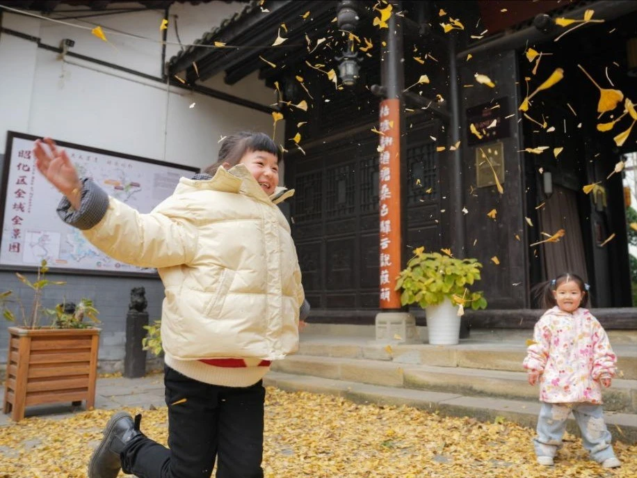 Cảnh yên bình trong thị trấn cổ ở Trung Quốc