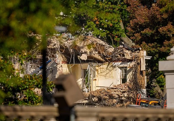 Cận cảnh Cánh Đông Nhà Trắng bị phá dỡ xây phòng khiêu vũ